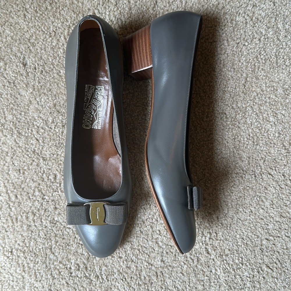 Salvatore Ferragamo Gray VARA Bow Leather Pumps 10 C